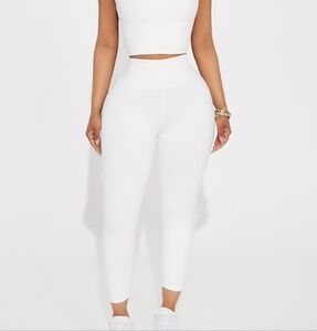 Fashion Nova size Medium white Capri leggings